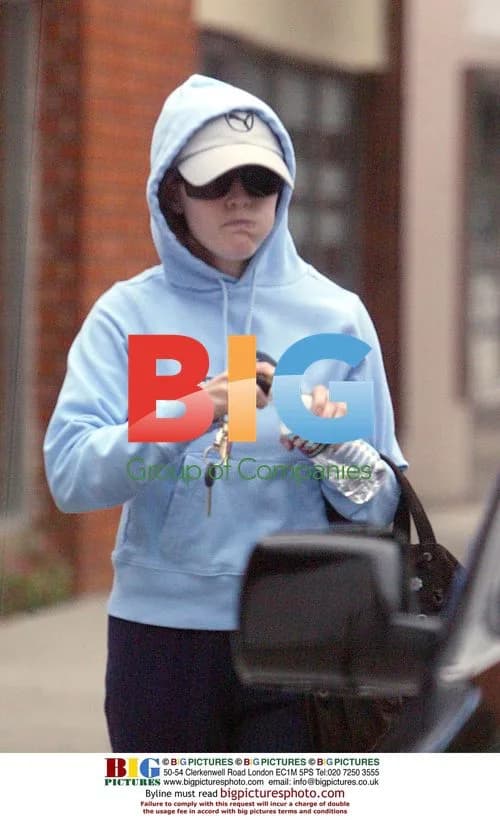 Reese Witherspoon disguises herself from paparazzi