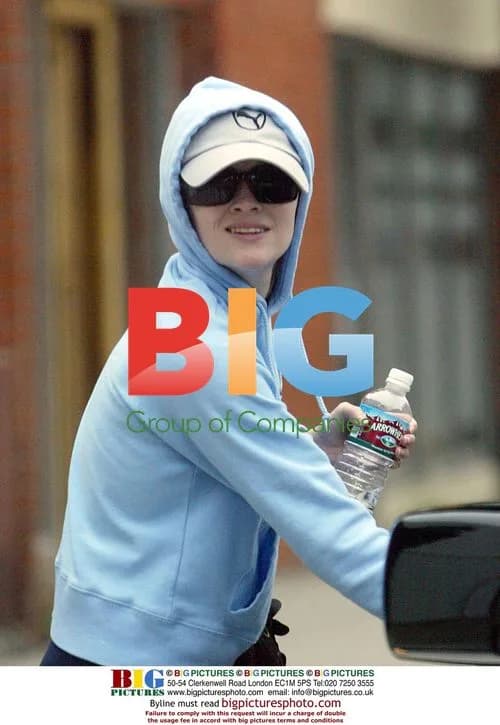Reese Witherspoon disguises herself from photographers