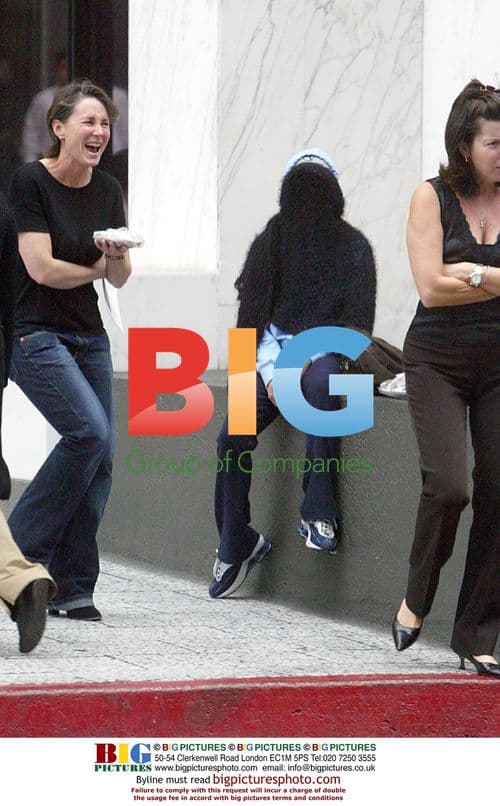 Reese Witherspoon disguises from paparazzi