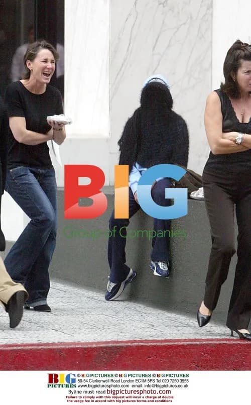 Reese Witherspoon disguises from paparazzi
