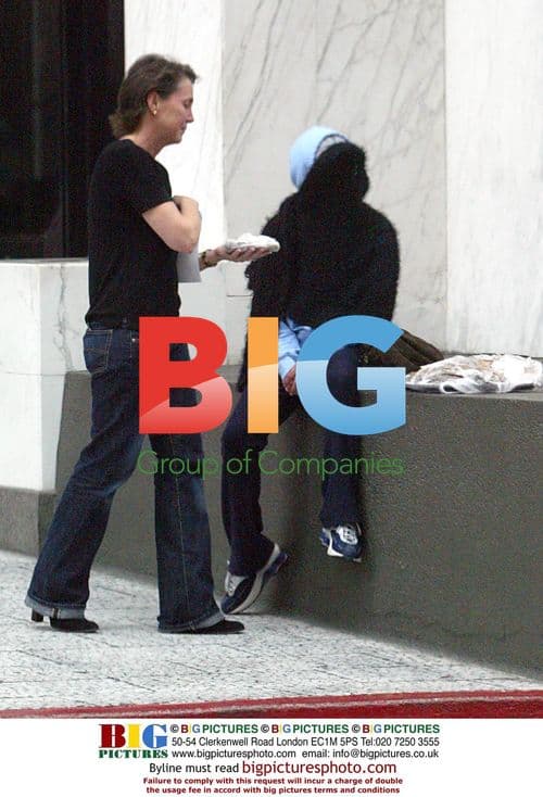 Reese Witherspoon Disguises From Paparazzi