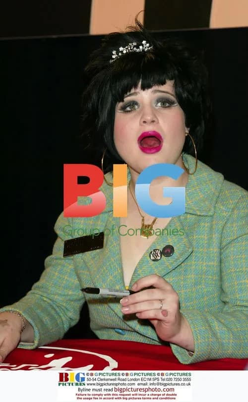 Kelly Osbourne signs CD "Shut Up"