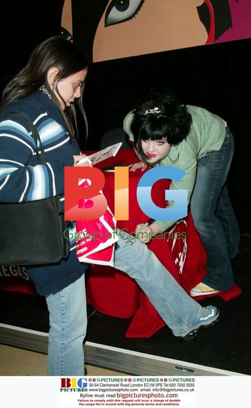 Kelly Osbourne signs new CD "Shut Up"