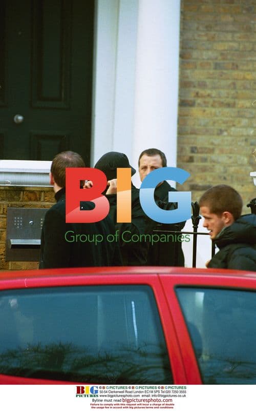 Robbie Williams Leaves Home for Promo Visit