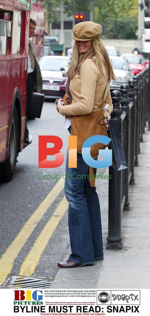 Pregnant Elle McPherson Shopping