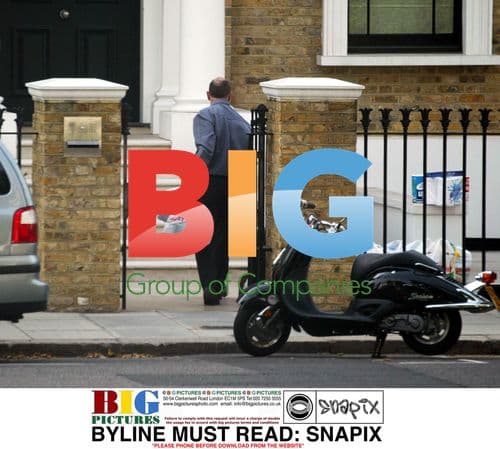 Robbie Williams Returns Home