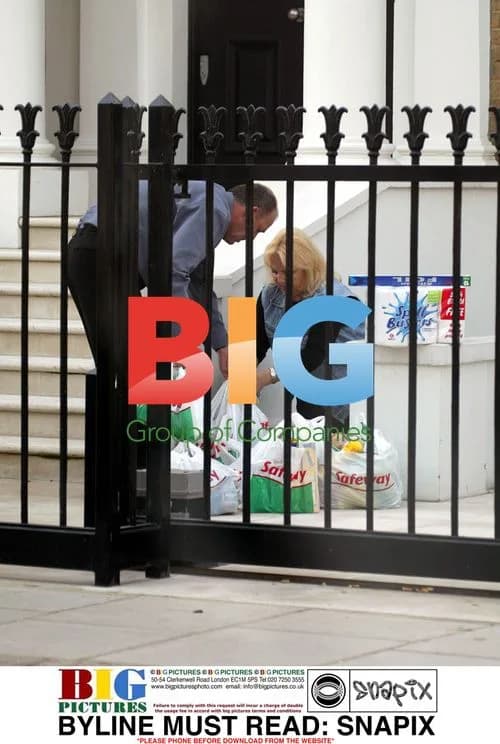 Robbie Williams Returns Home