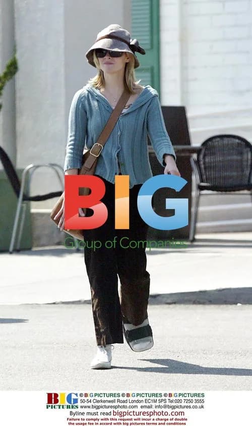 Reese Witherspoon Out Grocery Shopping