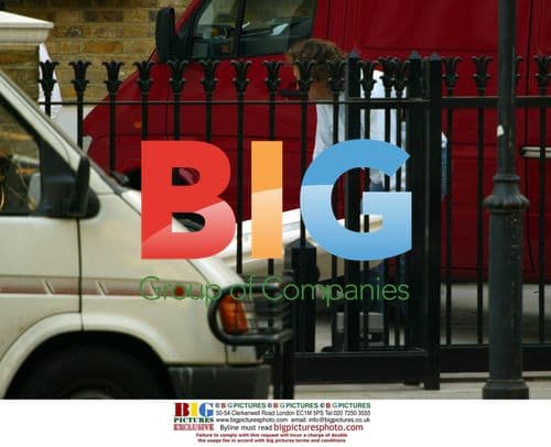 Robbie Williams Gets New Sunbed Delivered