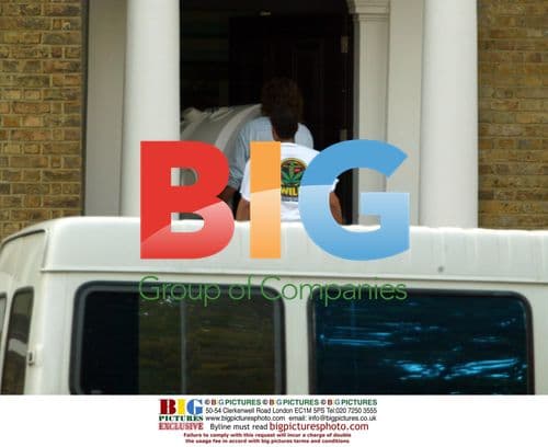 Robbie Williams Gets New Sunbed Delivered