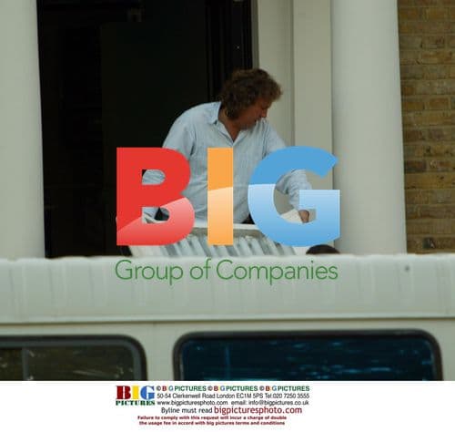 Robbie Williams Gets Sunbed Delivered