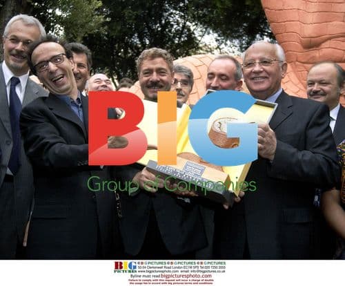 Gorbachev Awards Benigni "Man of Peace" Prize