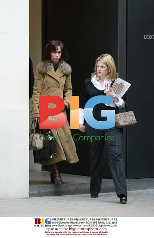 Jennifer Love Hewitt Shopping in London