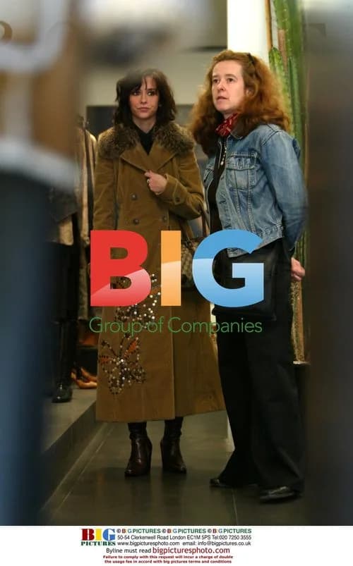 Jennifer Love Hewitt shopping in London