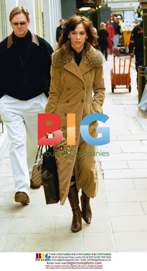 Jennifer Love Hewitt Shopping in London