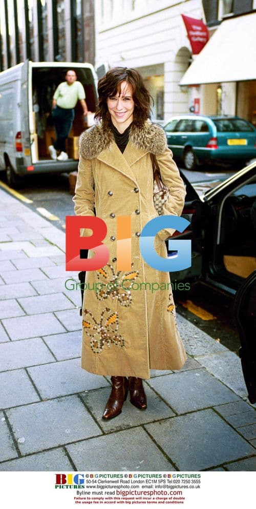 Jennifer Love Hewitt Shopping in London