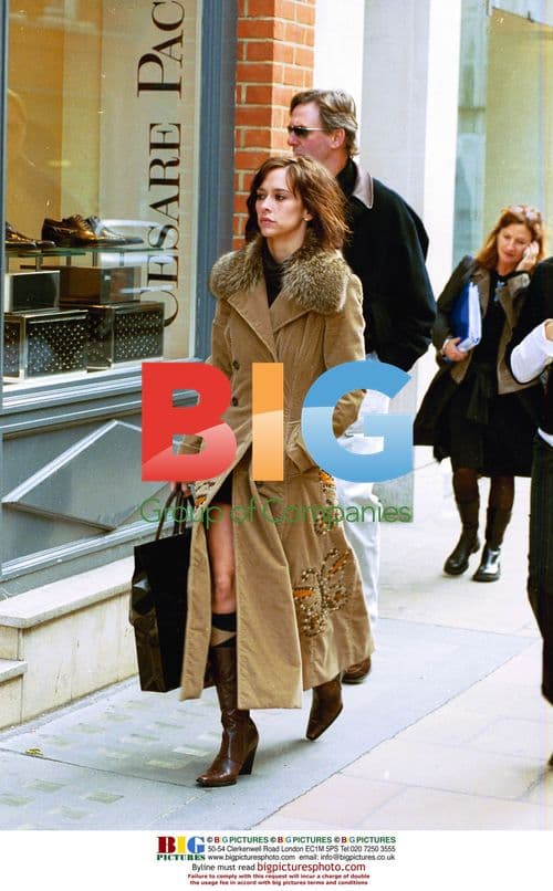 Jennifer Love Hewitt Shopping in London