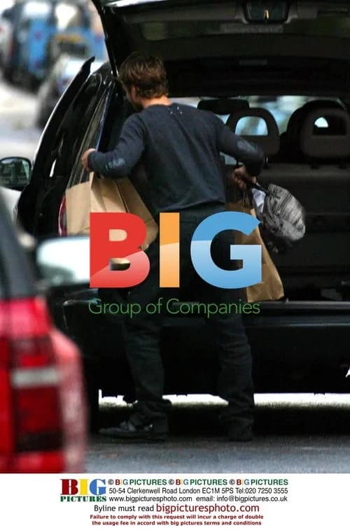 Jude Law Returns Home from Shopping