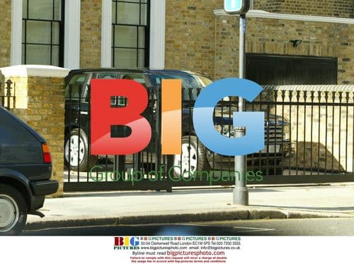 Robbie Williams Buys New Jeep