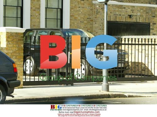 Robbie Williams Buys New Jeep