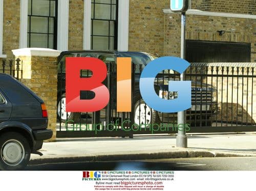 ROBBIE WILLIAMS BUYS NEW JEEP