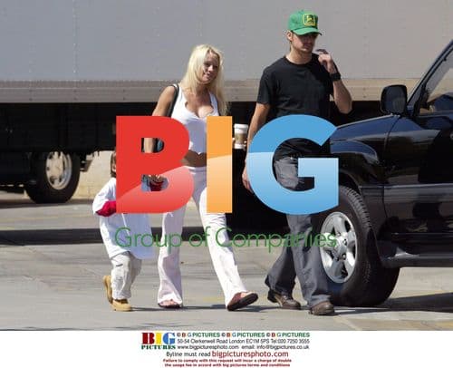 Pamela Anderson and Kid Rock shop in Santa Monica