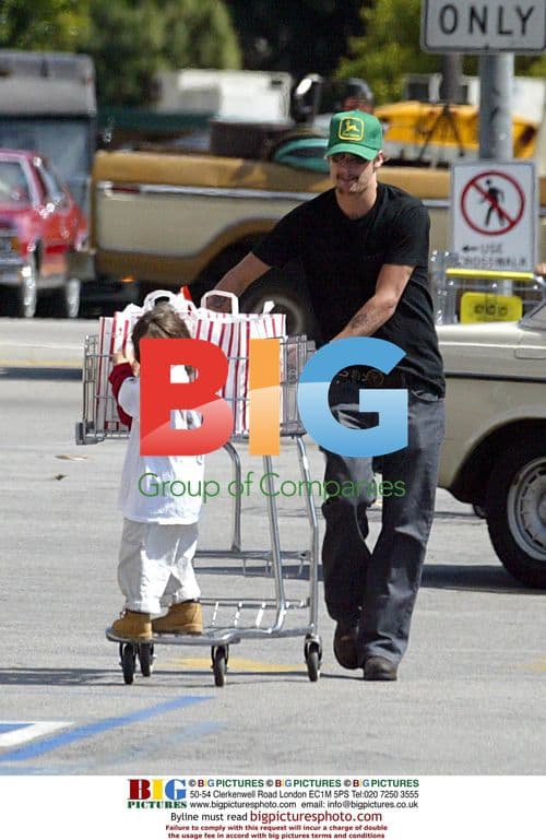 Pamela Anderson and Kid Rock shop in Santa Monica