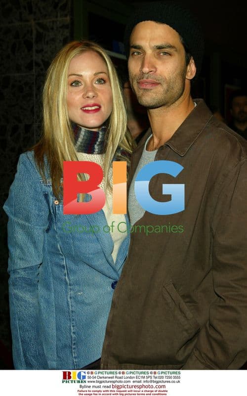 CHRISTINA APPLEGATE and JONATHAN SCHAECH at Kiss The Bride premiere