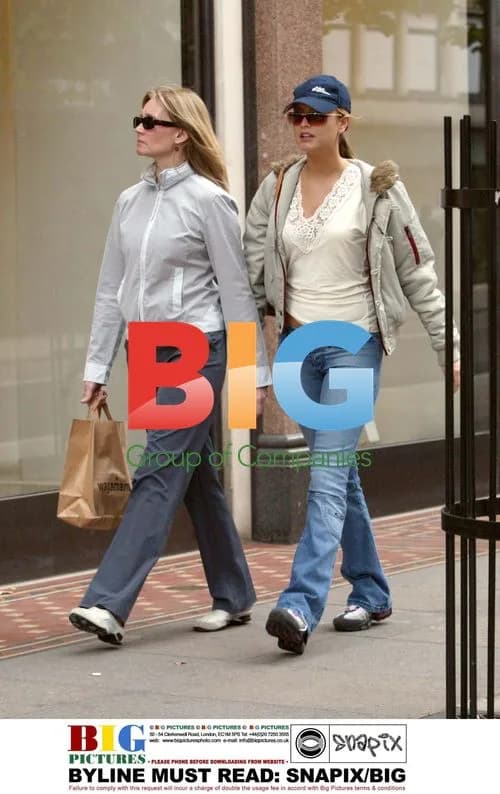 Australian Actress Holly Vallance Shopping with Mom