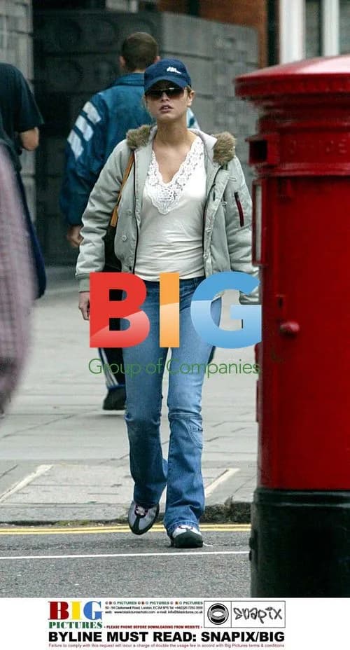 Actress HOLLY VALLANCE shopping with mom in London