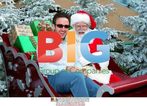 David Arquette poses with Santa at premiere