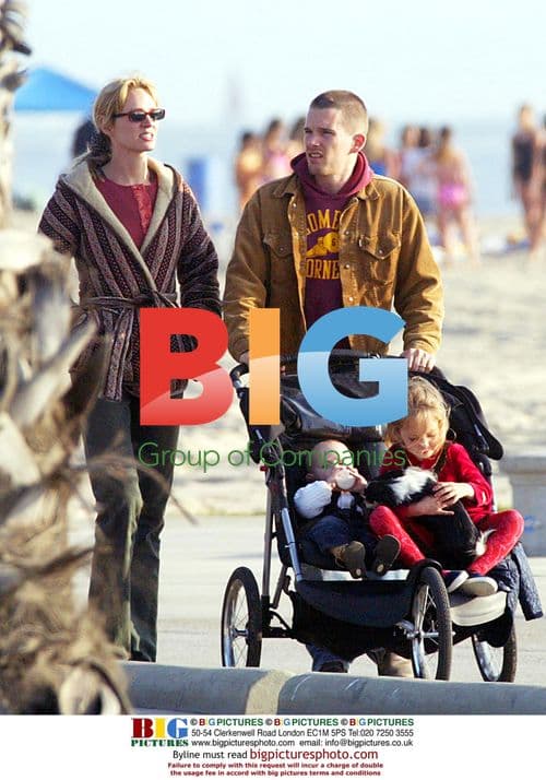 Ethan Hawke and Uma Thurman at the beach