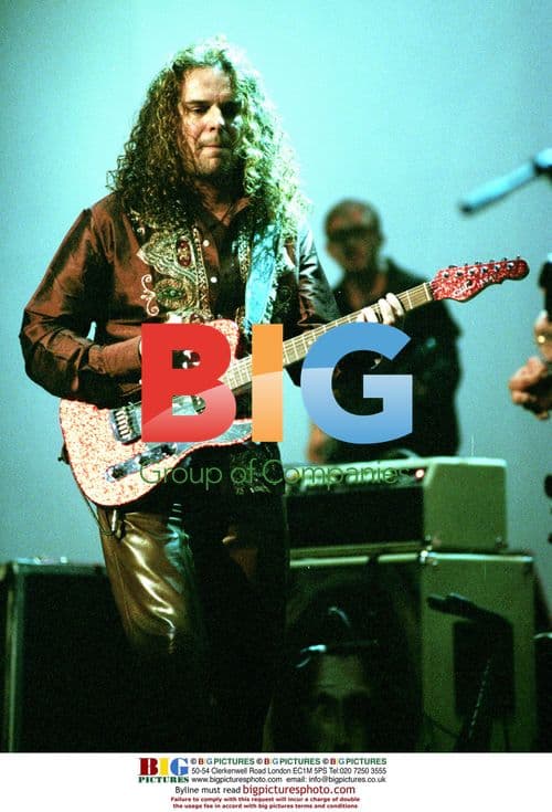 Mana Fher and band at MTV VMA show