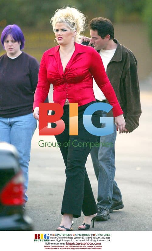 Anna Nicole Smith shows off belly piercing