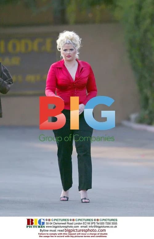 Anna Nicole Smith shows off belly piercing
