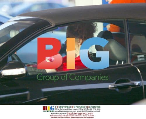 Anna Nicole Smith shows off belly piercing