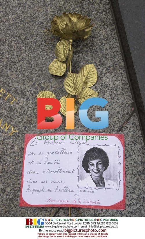 Tributes at Diana's shrine in Paris