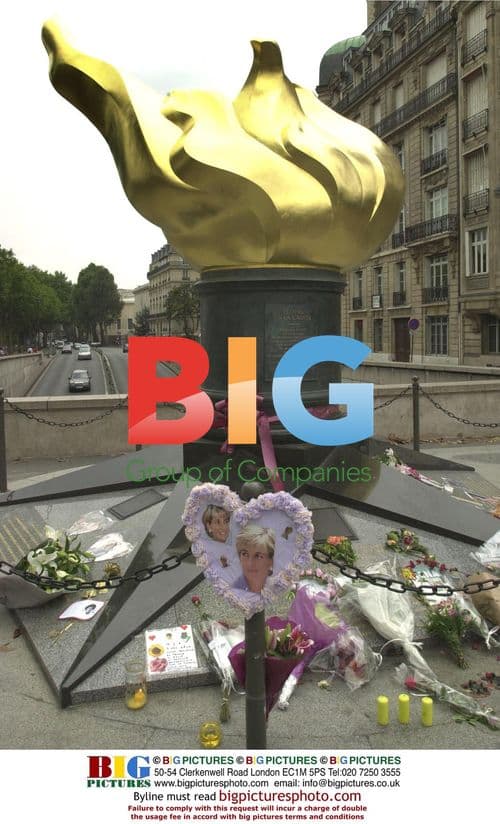 Tributes at unofficial Diana shrine in Paris