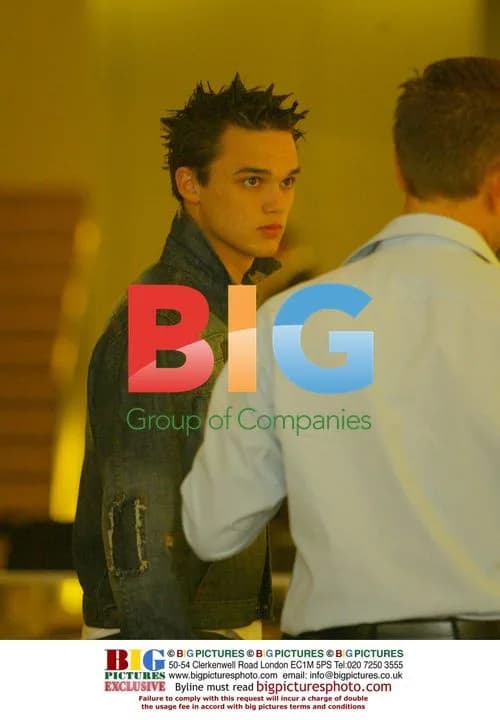 Gareth Gates shopping with friend in London