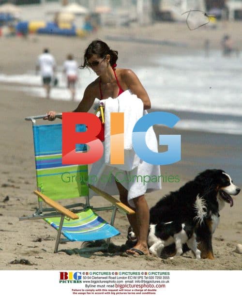 Courtney Cox Relaxes on Malibu Beach