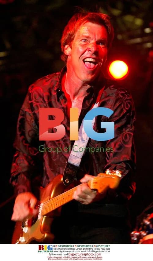 Dennis Quaid Performs with Band