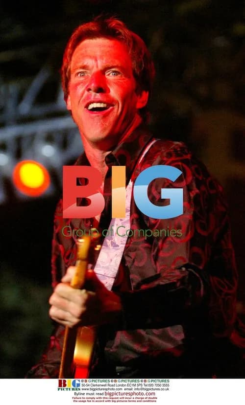 Dennis Quaid Performs with Band