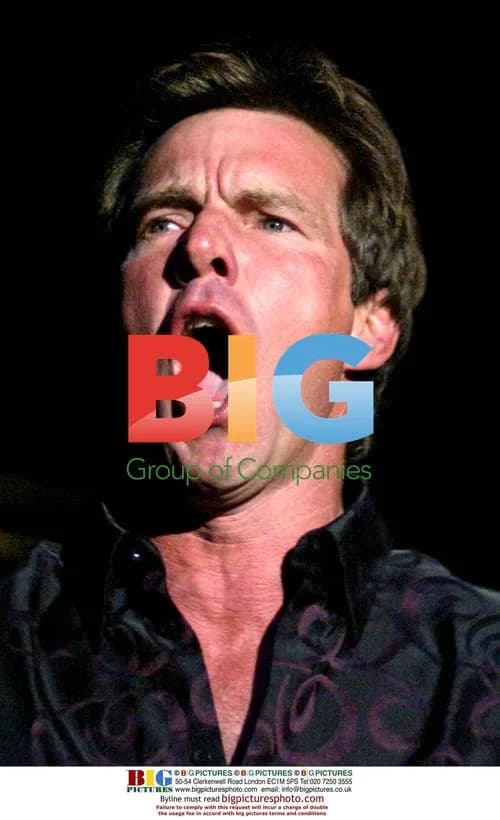 Dennis Quaid Performs with Band