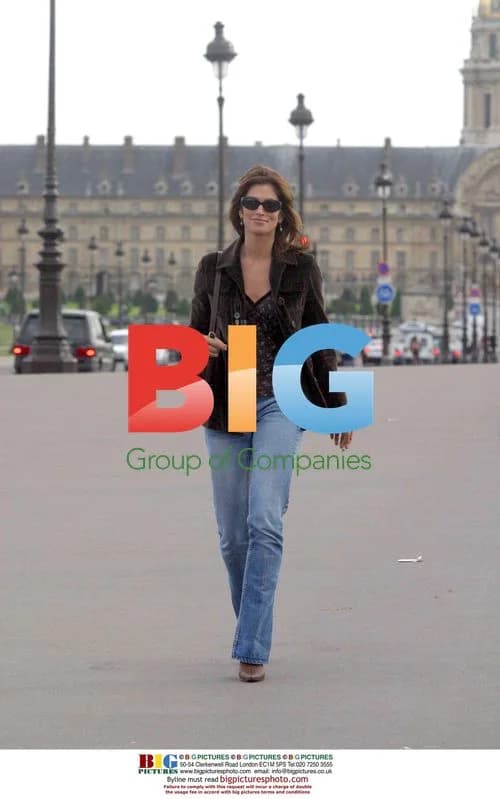 Cindy Crawford shoots advert on Pont Alexandre III