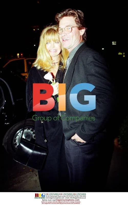 Goldie Hawn and Kurt Russell Exit Restaurant