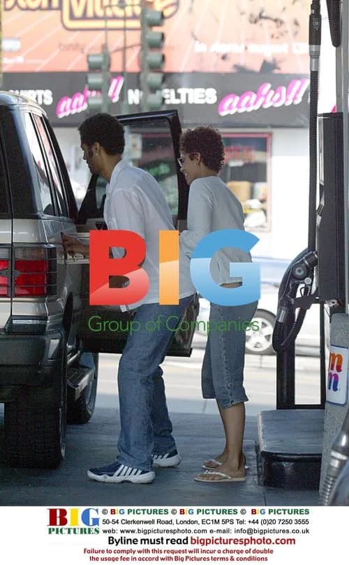 Eric Benet and Family Shopping in Hollywood