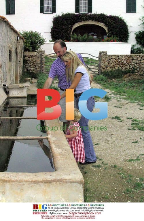 Ainhoa Arteta and family in Menorca