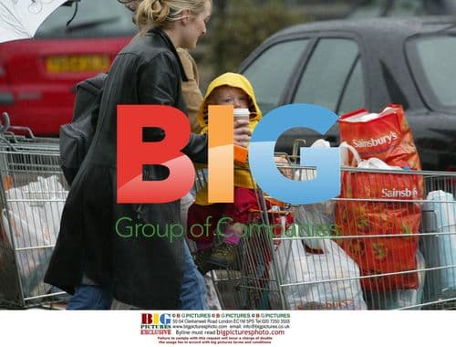 Kate Winslet Goes Grocery Shopping