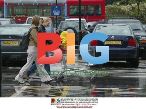 Kate Winslet Grocery Shopping with Baby Mia