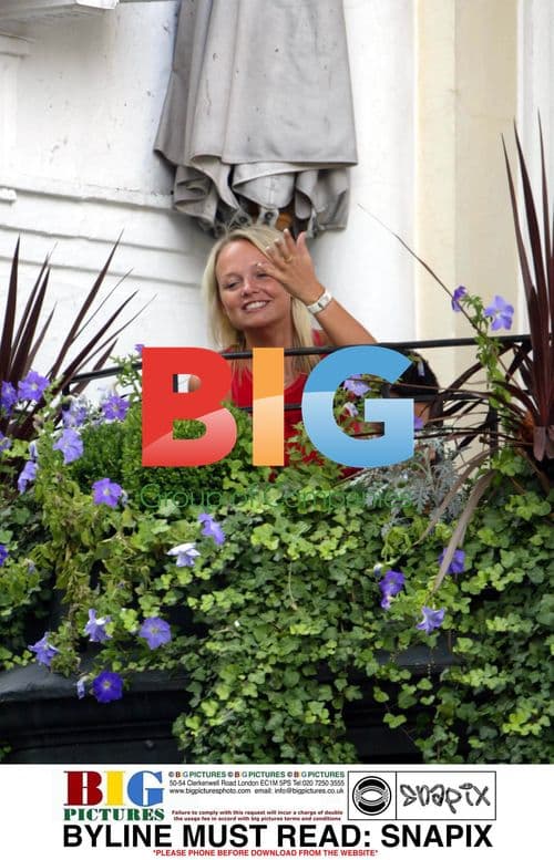 Emma Bunton and Jeremy Edwards Enjoy Pub Lunch